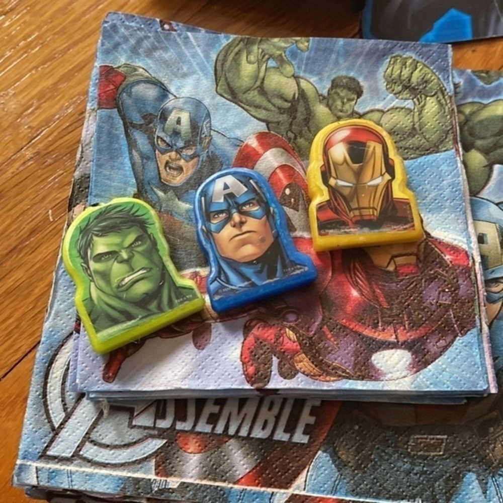 Small Avengers party supply lot 12 cups 15 large plates 7 small plates & napkins - Picture 5 of 5